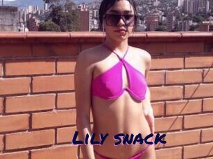 Lily_snack